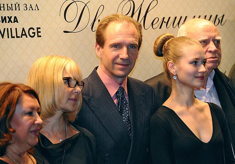 Актриса, режиссер Вера Глаголева (вторая слева) и актер Рэй Файнс (в центре) на премьере фильма «Две женщины» в концертном зале «Барвиха luxury Village»