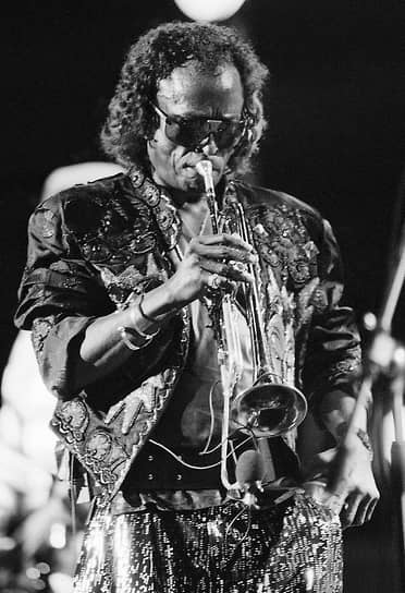28 сентября 1991 года от СПИДа умер «черный принц джаза», гениальный трубач Майлс Дэвис. О том, что причиной его смерти стал именно СПИД, стало известно несколько лет спустя от его жены. По официальной версии, музыкант скончался от осложнений, вызванных пневмонией. Ему было 65 лет