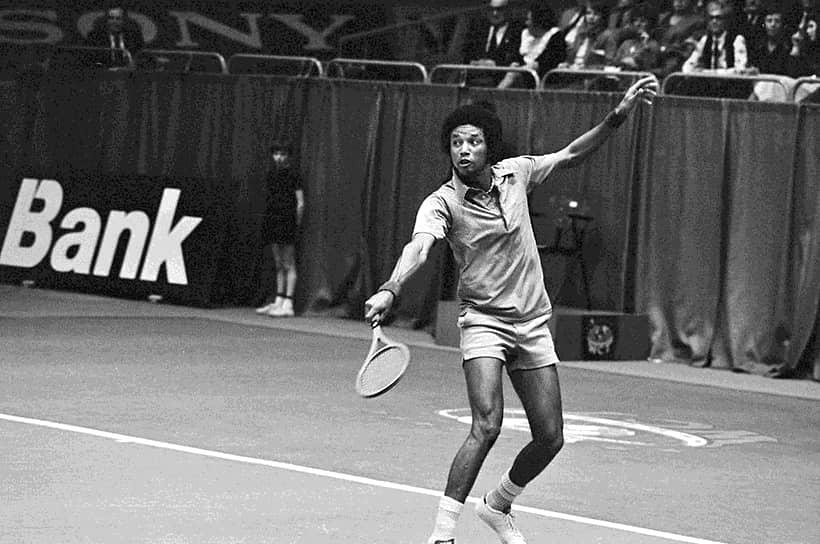 Знаменитого американского теннисиста Артура Эша, так же как писателя Айзека Азимова, заразили ВИЧ в 1983 году во время операции. Спустя десять лет он умер. Ему было 49 лет