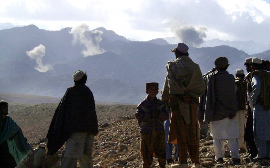 2001 год. В Афганистане войска международной коалиции взяли Кандагар — последний крупный город, остававшийся в руках талибов (террористическое движение, запрещено в РФ), а также захватили пещерный комплекс Тора-Бора, считавшийся опорной базой Усамы бен Ладена