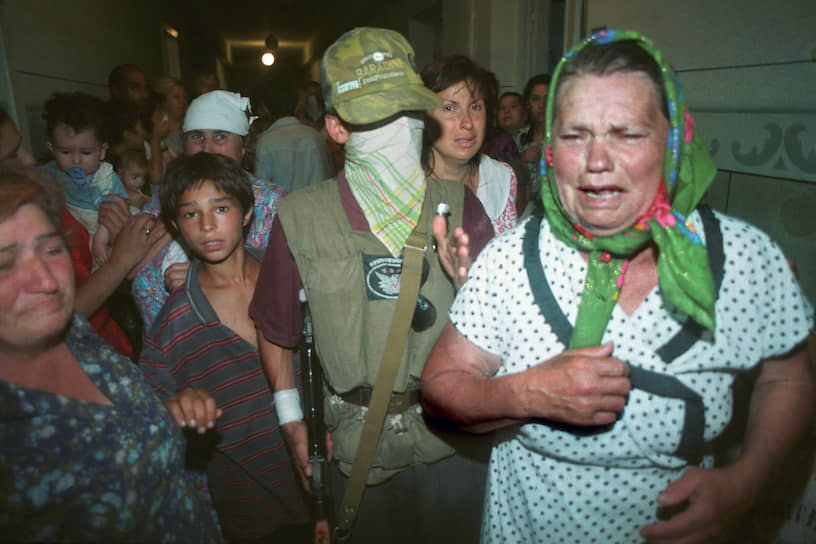 1995 год. Закрывшие свои лица боевики Шамиля Басаева показывают журналистам женщин и детей, взятых ими в заложники при захвате больницы в Буденновске