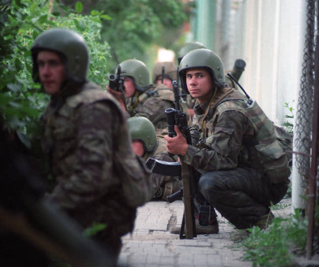 1995 год. Российские военные готовятся к штурму больницы в Буденновске, захваченной террористами Шамиля Басаева