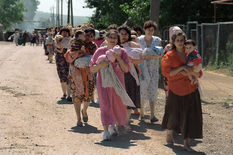 1995 год. Освобожденные заложники, в основном женщины и дети, покидают в сопровождении военных больницу в Буденновске, где они удерживались террористами Шамиля Басаева 
