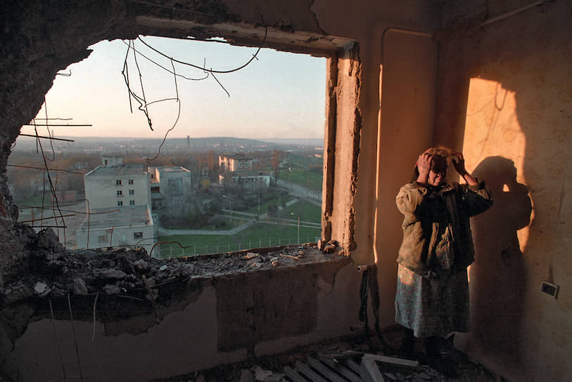 1995 год. Местная жительница в своей полуразрушенной квартире после массированных бомбежек Грозного
