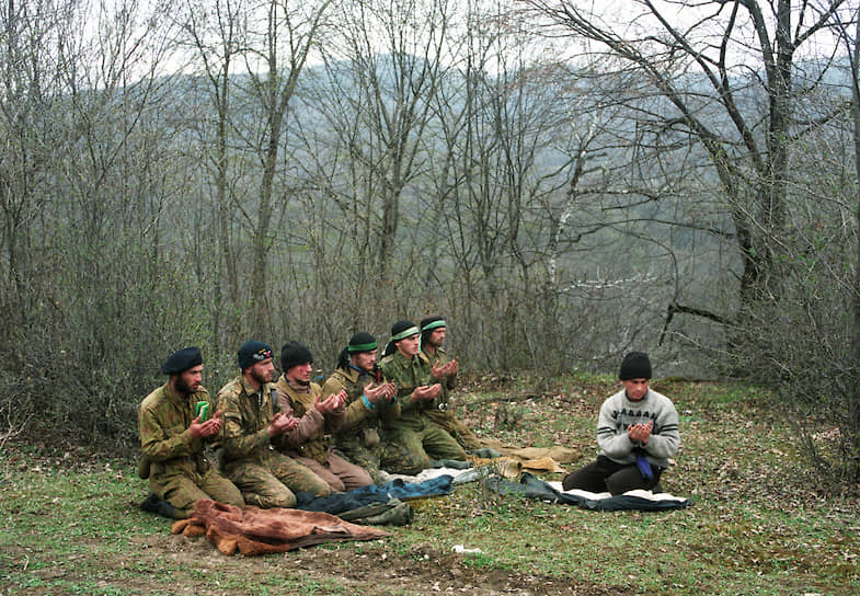 1995 год. Лагерь бандформирований в горах на юге Чечни. Боевики во время молитвы