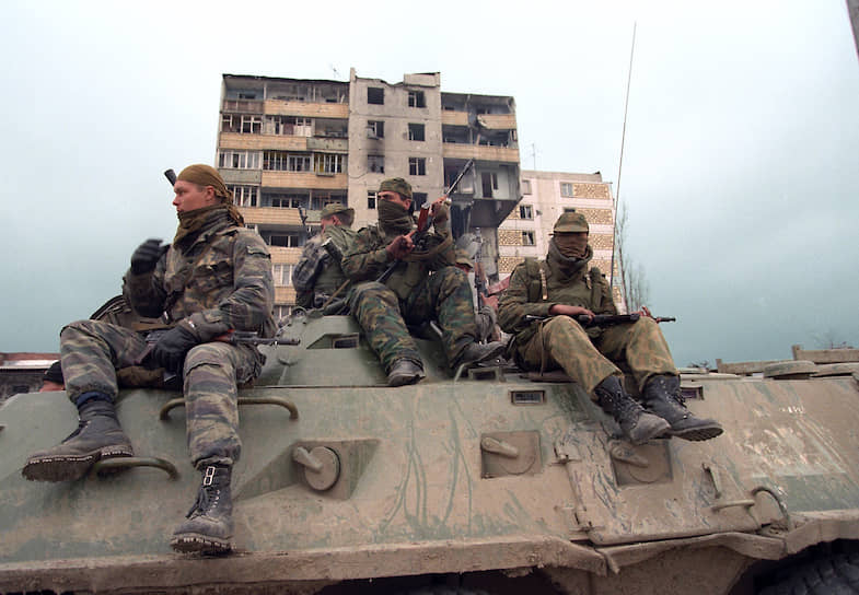 1996 год. Солдаты федеральных войск России во время патрулирования города