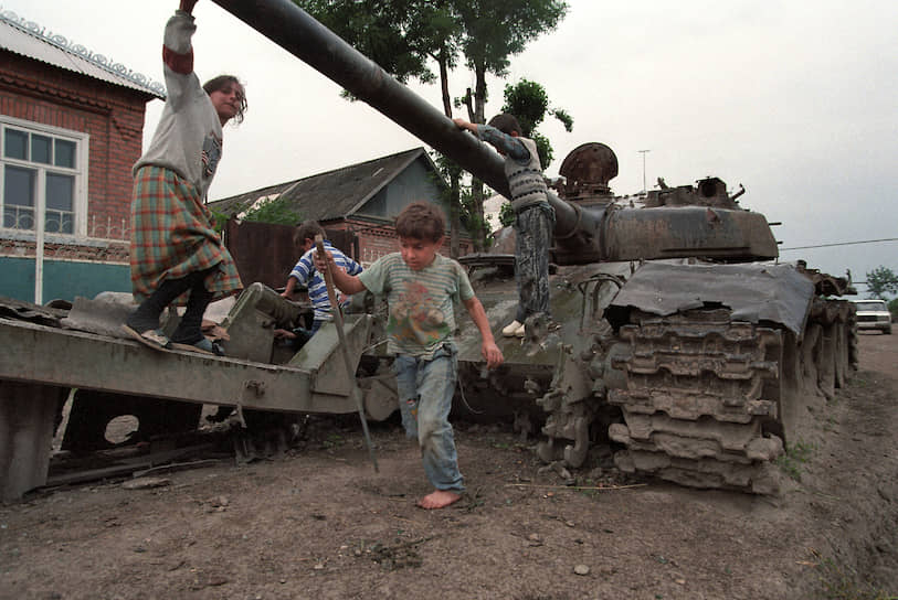 1996 год. Дети играют на сломанной военной технике
