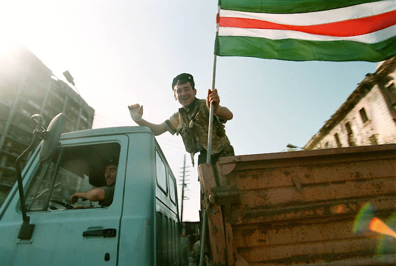 1995 год. Мужчина в кузове грузовика с флагом в первые дни после повторного взятия Грозного боевиками