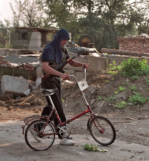 1995 год.  Вооруженный автоматом боевик на велосипеде на улице города