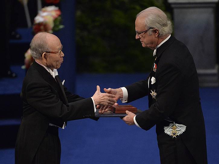 Лауреат Нобелевской премии-2014 по физике Исама Акасака (слева) получает награду из рук короля Швеции Карла XVI Густафа