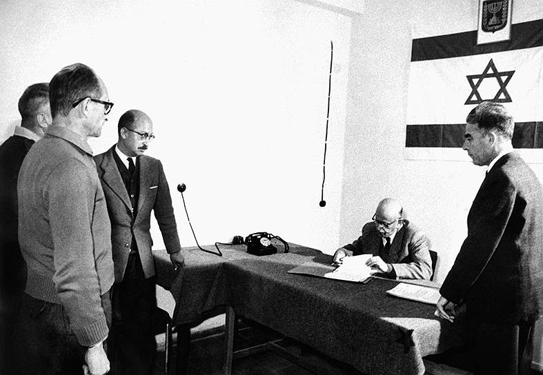 Судебный процесс над Эйхманом начался в мае 1960 года. Обвинительное заключение включало в себя 15 пунктов, среди которых преступления против еврейского народа, преступления против человечества, принадлежность к преступным организациям (СС и СД, гестапо)
