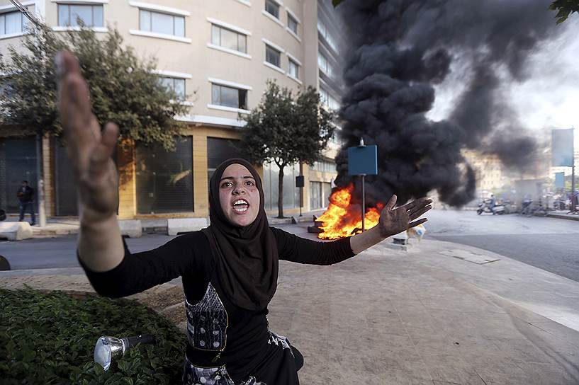 Бейрут, Ливан. Жена одного из ливанских солдат, взятых в плен боевиками, во время акции протеста в центре города