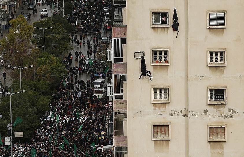 Газа, Палестина. Члены бригад «Изз ад-Дин аль-Кассам», вооруженного крыла движения ХАМАС, во время показательного выступления