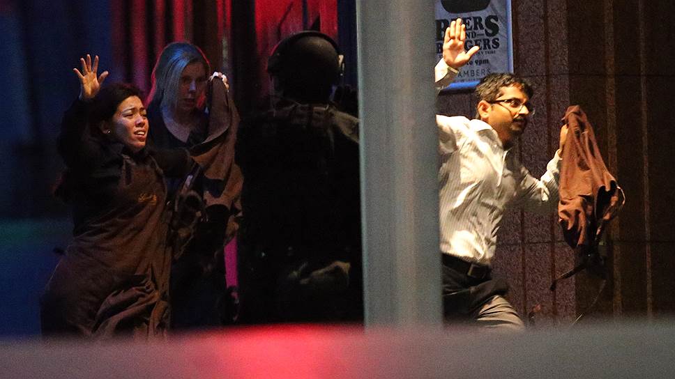 В ночь на понедельник примерно в 2:00 по московскому времени (около 10:00 по Сиднею) в кафе Lindt в торговом центре Martin Place в центре Сиднея были захвачены заложники
