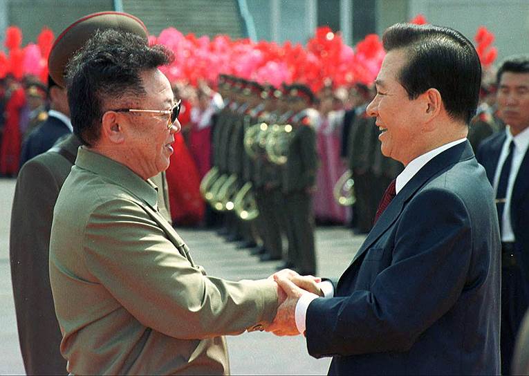 Выход из изоляции Ким Чен Ир начал с налаживания отношений с Южной Кореей, которая могла ослабить голод и снабдить Северную деньгами и технологиями. Диалог с президентом РК Ким Дэ Чжуном (на фото справа) шел трудно — сказывалась инерция давней вражды. И поэтому неожиданная встреча лидеров Юга и Севера Кореи в июне 2000 года была воспринята как сенсация. Но не меньше поразила мир предшествовавшая «саммиту двух Кимов» тайная поездка лидера КНДР в Китай в мае 1999 года
