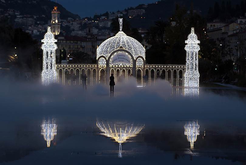 Ницца, Франция. Огни казино в канун рожденственских праздников