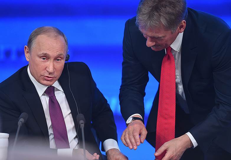 Президент России Владимир Путин и пресс-секретарь президента Дмитрий Песков 