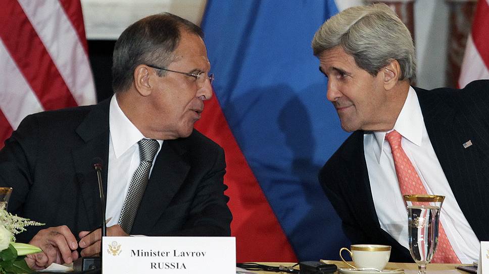 Министр иностранных дел России Сергей Лаврова (слева) и госсекретарь США Джон Керри (справа)