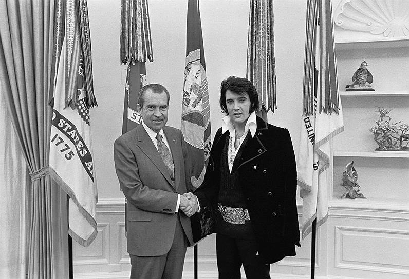1970 год. В Овальном кабинете Белого дома в США произошла встреча терявшего популярность президента Ричарда Никсона (слева) и Элвиса Пресли, обстоятельства которой впоследствии были показаны в художественном фильме «Элвис встречает Никсона»