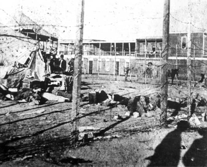 1907 год. Чилийская армия устроила резню бастующих рабочих в школе Санта-Мария. Количество жертв по разным подсчетам достигает до 3 тыс. человек