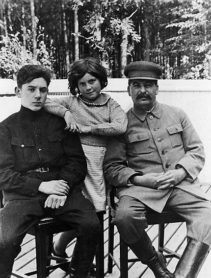 В 1918 году Сталин женился на дочери революционера Надежде Аллилуевой. В 1921 году у него родился сын Василий (на фото). Его воспитывали вместе с усыновленным Сталиным сыном его друга Федора Сергеева. В феврале 1926 года у Сталина родилась дочь Светлана (в 1967 году она попросила политического убежища в США)