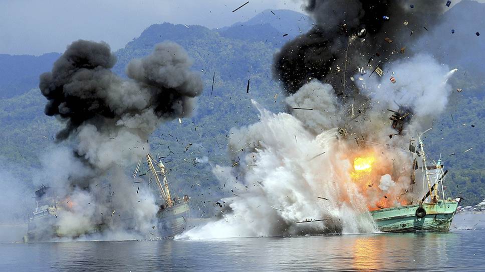 Остров Амбон, Индонезия. Уничтожение рыболовных судов под иностранными флагами, конфискованных индонезийскими ВМС за нелегальную ловлю