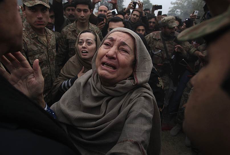 Пешавар, Пакистан. Мать и бабушка одного из учеников, погибших в ходе атаки талибов на местную школу, во время визита лидера партии Pakistan Tehrik-e-Insaf