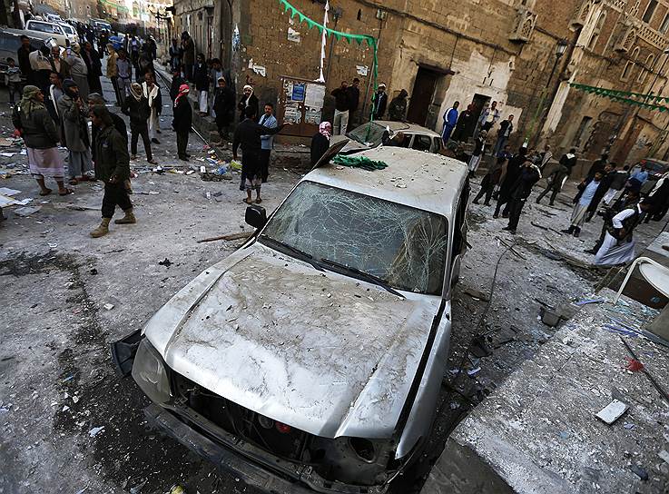 Сана, Йемен. Люди осматривают взорванную машину в столице Йемена
