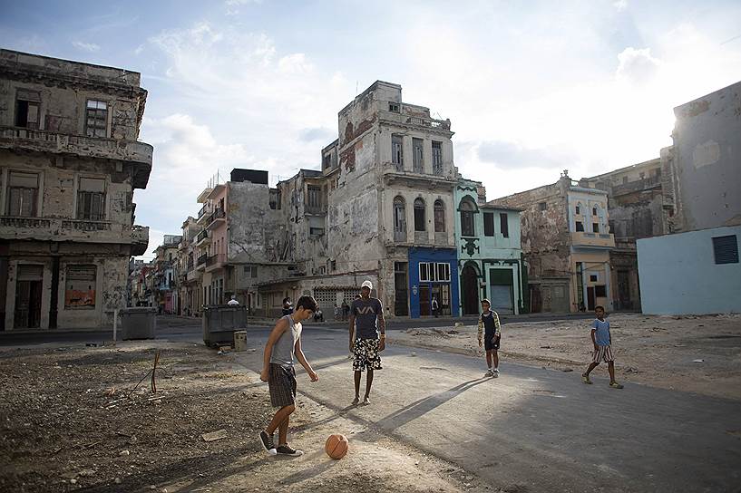 Гавана, Куба. Подростки играют в футбол на улице на одной из центральных улиц города