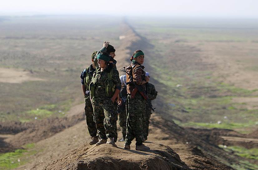 Сноун, Ирак. Девушки-бойцы курдской армии недалеко от границы между Сирией и Ираком