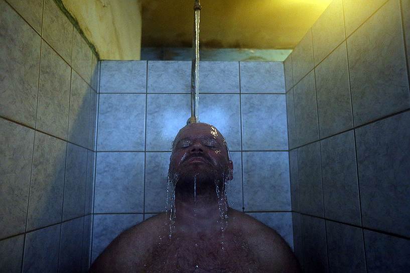 Медье Фейер, Венгрия. Шахтер принимает душ после рабочего дня