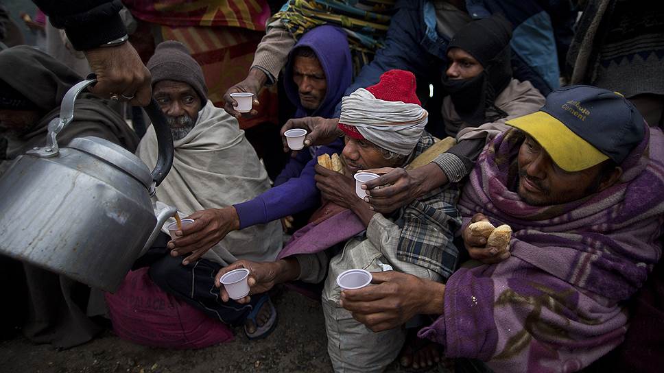 Нью-Дели, Индия. Раздача бездомным горячего чая с печеньем