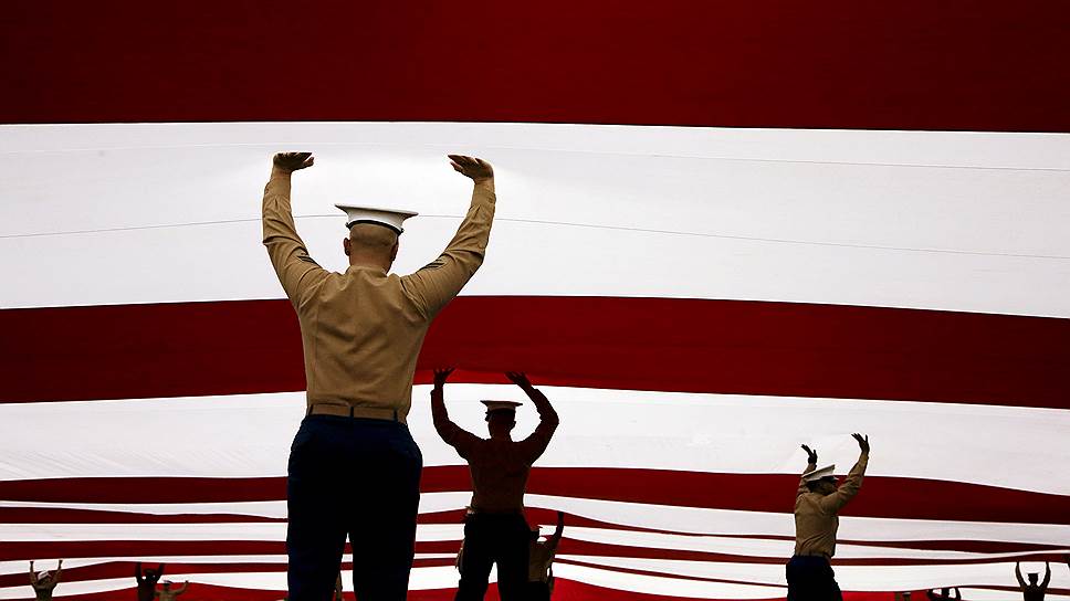 Сан-Диего, США. Морские пехотинцы держат огромный флаг США перед футбольным матчем на городском стадионе