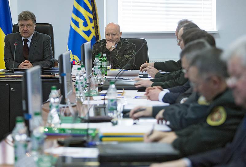 Президент Украины Петр Порошенко (слева) и секретарь Совета национальной безопасности и обороны (СНБО) Украины Александр Турчинов (в центре)