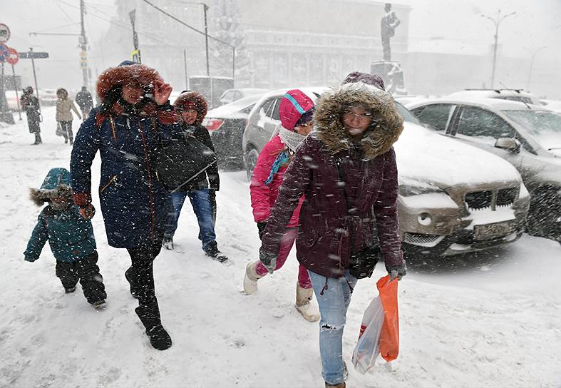 По сообщениям синоптиков, пик циклона, ставшего причиной аномального снегопада, сместился на юго-восток Подмосковья и большую часть Рязанской области