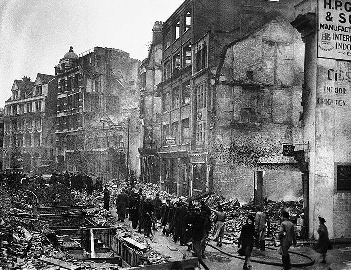 1940 год. В ночь на 30 декабря во время одного из крупнейших авианалетов Люфтваффе на Лондон (Великобритания), оставшегося в истории под названием «Второго лондонского великого огня» (the Second Great Fire of London), погибли больше 200 человек мирного населения