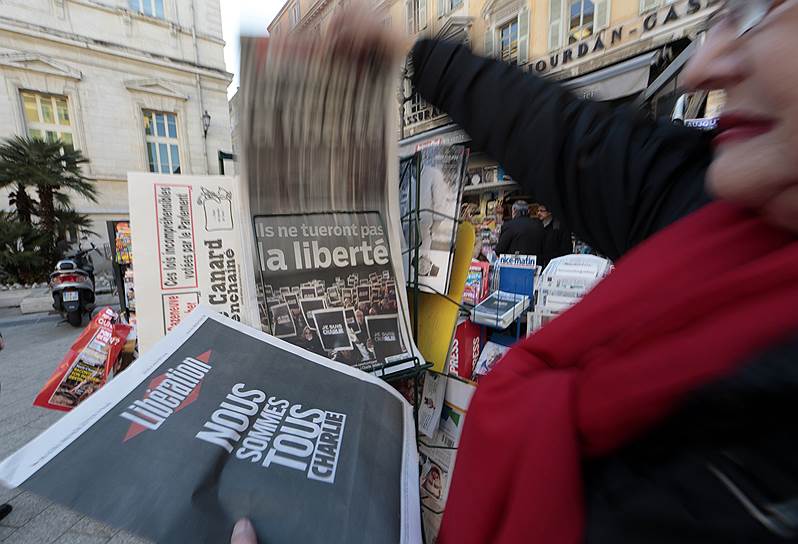 Мировая общественность восприняла нападение на редакцию Charlie Hebdo как покушение на свободу слова. Liberation вышла с траурной первой полосой — на черной странице надпись «Мы все Charlie»
