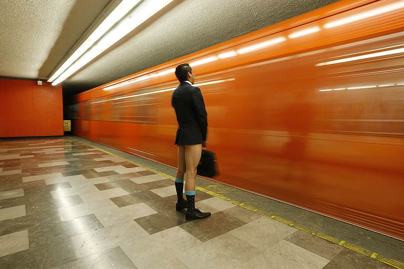Мехико, Мексика. Участник глобального флэшмоба «The No Pants Subway Ride» («Поездка в метро без штанов»)
