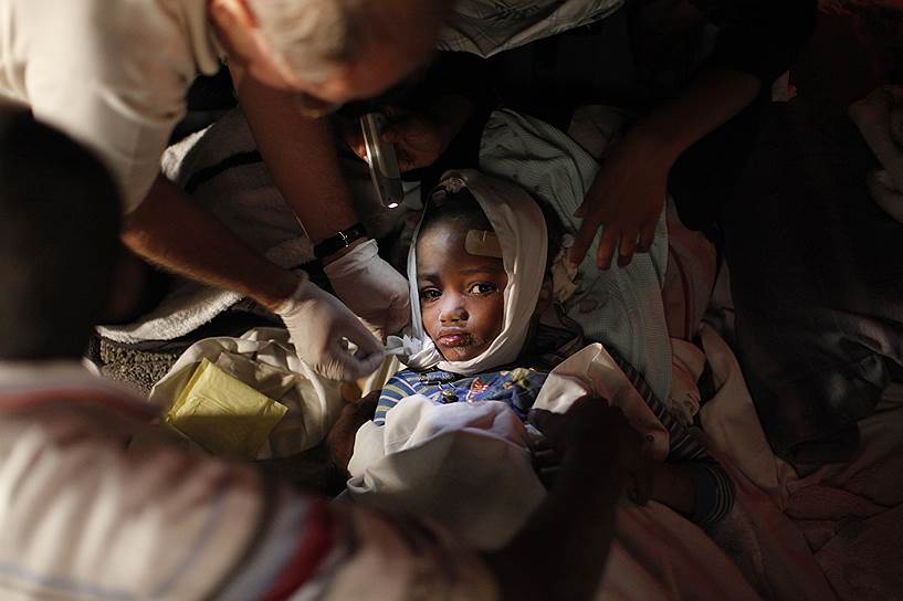Оказание медицинской помощи девочке, пострадавшей от землетрясения