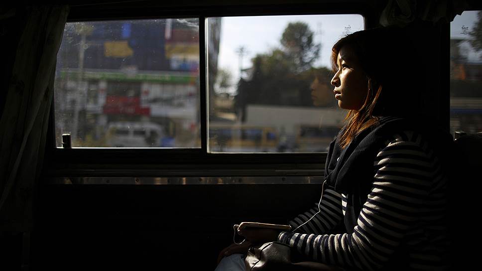 «Поступает немало жалоб от женщин, которые подверглись сексуальным домогательствам в переполненных автобусах в часы пик», — заявил представитель министерства транспорта Непала