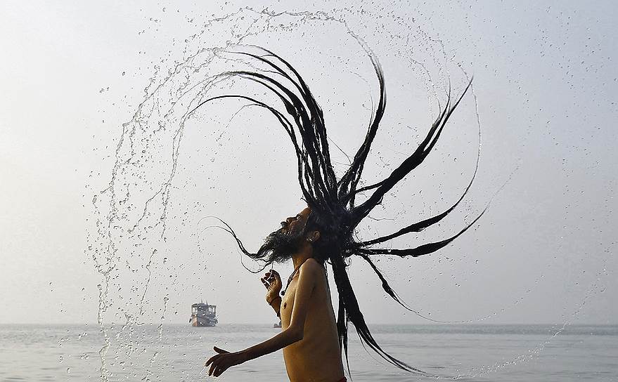 Остров Сагар, Индия. Садху во время омовения в водах Бенгальского залива
