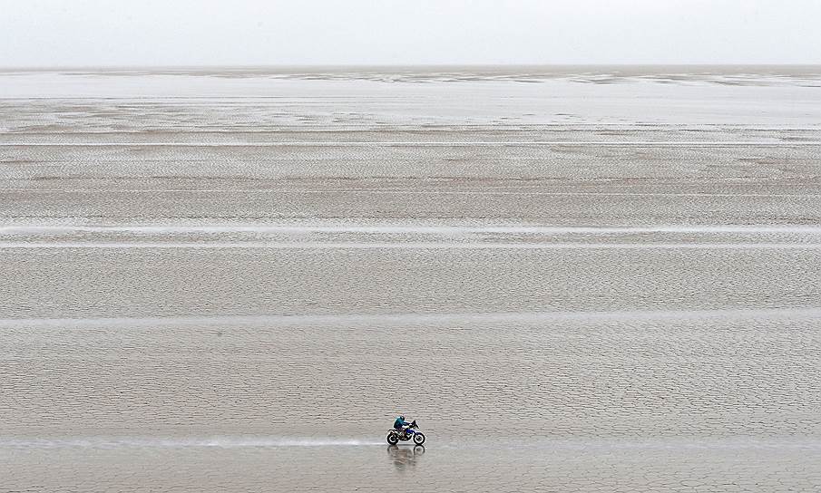 Солончак Уюни, Боливия. Спортсмен во время 8-го этапа ралли Дакар