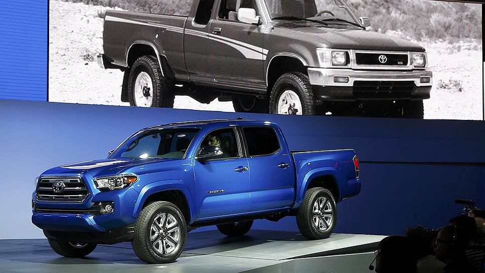 Пикап Toyota Tacoma, который японцы называют «Зверем», изменился за счет новой радиаторной решетки и бамперов. Покупателям теперь доступна модификация с двигателем 3,5 литра. Интересная особенность этой машины  — заводское крепление для камеры GoPro на салонном зеркале