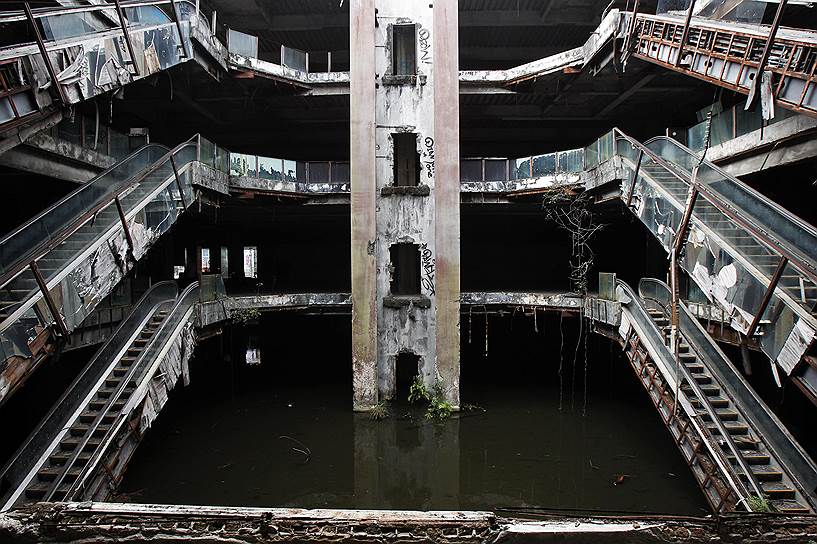 Бангкок, Таиланд. Заброшенный с 1997 года торговый центр, затопленный водой