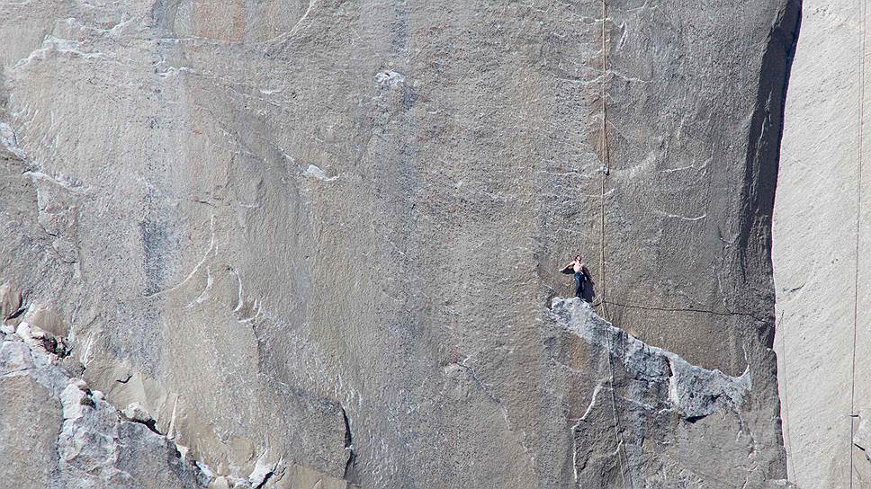 Йосемитский национальный парк, США. Альпинист Кевин Йоргесон во время восхождения на гору Эль-Капитан