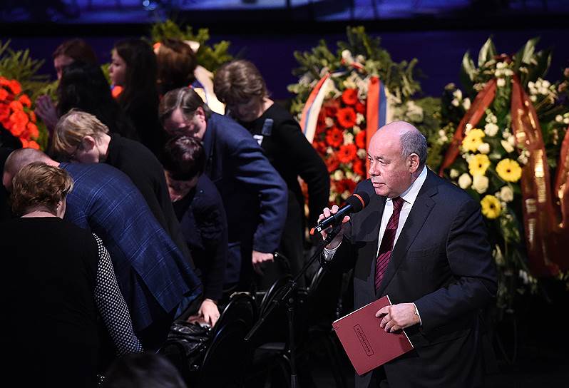Специальный представитель президента России по международному культурному сотрудничеству Михаил Швыдкой во время церемонии прощания