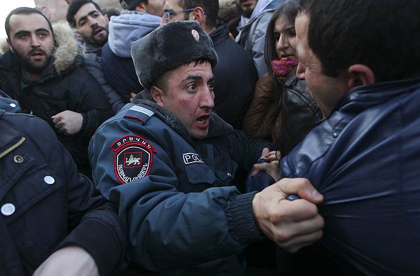 Митингующие требовали передачи для дальнейшего расследования уголовного дела Валерия Пермякова правоохранительным органам Армении
