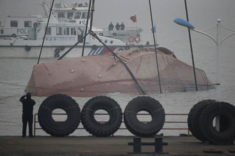 Цзянсу, Китай. Операция по подъему затонувшего буксира на реке Янцзы