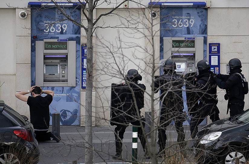 Коломб, Франция. Сотрудники специальных сил Франции RAID задерживают мужчину, захватившего заложников в почтовом отделении