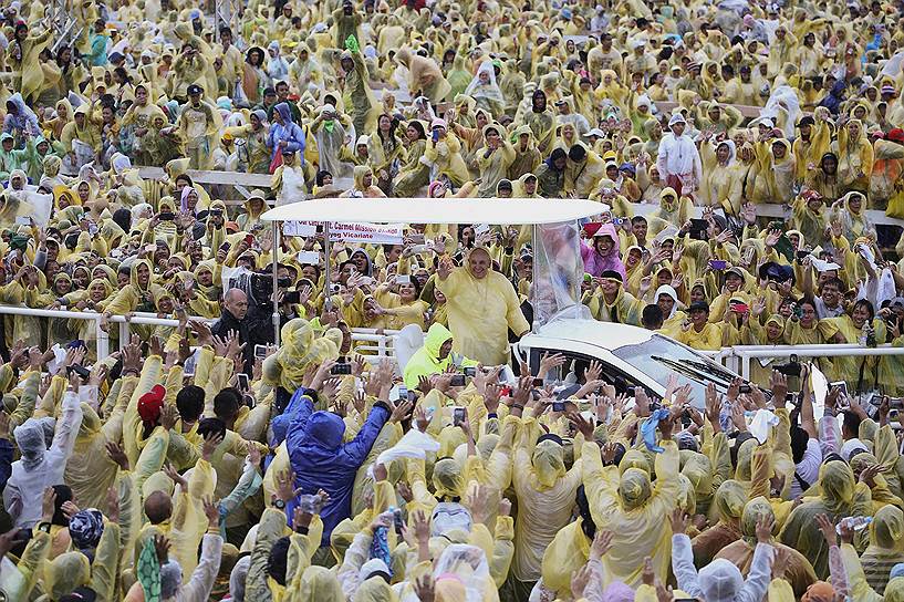 Папа Франциск был поражен количеством людей, пришедших на площадь, чтобы присоединится к мессе, несмотря на дождь